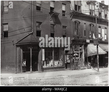 Horizontal, Schwarz und Weiß Foto, 1221-1225 Franklin Avenue, die später Teil von Dr. Martin Luther King Drive wurde. Unternehmen schließen Blocks Studio, ein Fotostudio in 1225 Franklin von Louis Block betrieben; die New York Schuh Reparatur Unternehmen auf 1223 Franklin; und Zeichen für ein nicht identifizierter Zahnarzt, wahrscheinlich 1221 Franklin. Die Zeichen für die Block Studio kann schwach auf der zweiten Etage Windows gesehen werden, und es ist unklar, ob es im Erdgeschoss Storefront als gut besetzt. Titel: 1221-1225 Franklin Avenue, einschließlich der Block Studio, New York Schuh Reparatur Unternehmen und Stockfoto