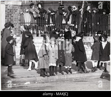 Horizontal, Schwarz und Weiß Foto, Kinder außerhalb Washington School in 1131 Euclid Avenue in der Nähe von Fountain Avenue. Im Vordergrund zeigt Kinder in kleinen Gruppen auf dem Bürgersteig versammelt, während Kinder über eine eiserne Geländer in den Hintergrund lehnen. Titel: Kinder außerhalb Washington School, 1131 Euclid Avenue in der Nähe von Fountain Avenue. . Zwischen 1900 und 1910. Stockfoto