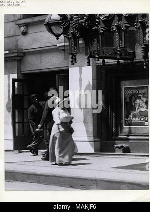 Vertikal, schwarz-weiß Foto zeigt eine Frau auf dem Bürgersteig vor der Strand und Columbia Theater an 419 und 425 North 6th Street. Eine kleine Gruppe von Männern steht hinter ihr. Eine reich verzierte Überhang kann in der oberen rechten Ecke zu sehen. Ein Plakat werbung die Filme Sicherheitsspiegel ' Baby und der Mann in der Fall unter dem Überhang gesehen werden kann. Titel: Frau, eine Gruppe von Männern, die auf dem Bürgersteig vor dem Strand und Columbia Theater an 419 und 425 North 6th Street. . Um 1914. Holt, Charles Clement, 1866-1925 Stockfoto