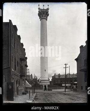 Vertikal, schwarz-weiß Foto zeigt einen weißen Wasserturm mit einem aufwendigen korinthischen Stil. Der Turm ist in der Mitte einer Kreuzung, und Gebäude aus allen vier Ecken sichtbar sind. Ein Mann und eine kleine Gruppe von Jungen stehen am Eingang zum Turm. Ein Hinweis aus der ursprünglichen Umschlag gemacht zeigt an, dass das Foto aufgenommen wurde, December 8th, 1894 um 4:00 Uhr. Titel: Grand Avenue Wasserturm. . 8. Mai 1894. Stockfoto