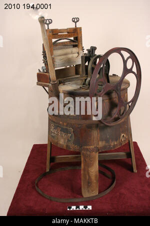 Diese Scheibe wurde durch die boesch Familie in St. Louis. Die Scheibe wurde von der Rullman Bros. Manufacturing Company von St. Joseph, Missouri und hat eine WRINGER von Simmons Hardware Unternehmen von St. Louis, was wahrscheinlich ist, in dem das Element ursprünglich gekauft wurde. Titel: Rullman Unterlegscheibe durch die boesch Familie. ca. 1913 verwendet. Simmons Hardware Unternehmen Stockfoto