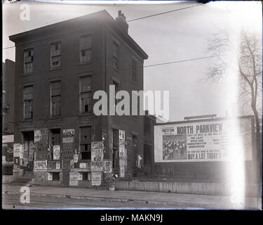 Horizontal, schwarz-weiß Foto zeigt eine verfallene, 3-stöckige Haus mit Plakaten und Anzeigen. Viele der Fenster des Hauses sind gebrochen oder fehlen. Viel von der ersten Geschichte Platz an der Wand ist mit Plakaten und Anzeigen für varieté Produktionen, Zirkusse und andere Veranstaltungen. Auf der rechten Seite, gibt es eine große Werbetafeln Lose zum Verkauf im Norden Parkview Unterteilung im West End. Titel: verfallenen Haus mit Plakaten und Anzeigen. . 1916. Stockfoto