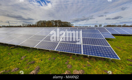 Solarzellen saubere Energie Hintergrund in der Wiese auf deutschen Landschaft Stockfoto