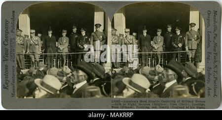 Horizontale, Sepia stereocard angezeigt uniformierte Männer auf einer Plattform stehen. Von links nach rechts: Allgemeine Jacques (Belgien), General Armando Dias (Italien), Vizepräsident Calvin Coolidge, und Marschall Foch (Frankreich). General John J. Pershing ist auf der rechten Seite mit Admiral Sir David Beatty (Großbritannien) zu seinem Recht. Eine Gruppe von Zivilisten im Vordergrund. Keystone Stereograph Nummer 13365. Der Titel lautet: "Amerikas Wichtigste Sammlung von militärischen Helden - nach Rechts, Jacques (Belgien), Diaz (Italien), Coolidge, Foch (Frankreich), Pershing, Ende, Beatty (England zu seiner Rechten, Links). Titel: "ilita Stockfoto