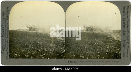 Horizontale, Sepia stereocard zeigen einen großen offenen Bereich mit Rauch von Explosionen im Hintergrund. Keystone Stereograph Anzahl V 18898. Der Titel lautet: der Höllen Platzen des zerstörten französischen Dorf." Titel: der Höllen Platzen des zerstörten französischen Dorf." zwischen ca. 1914 und ca. 1918. Keystone View Company Stockfoto