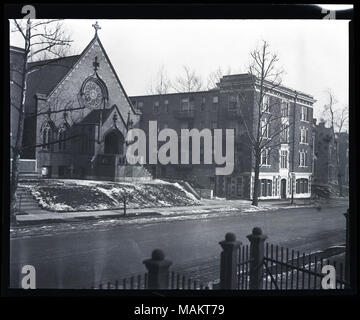 Horizontal, schwarz-weiß Foto zeigt eine Kirche und Wohnhaus auf dem 4000 Block auf der Washington Avenue im Central West End. Die Ansicht wurde aus über die Straße übernommen. Es zeigt eine Kirche mit einem runden Glasfenster über dem Portikus und ein 4-stöckiges Backsteingebäude auf der rechten Seite. Ein Hinweis auf den ursprünglichen Umschlag für diese negative lesen ' Zoning/Verwendung Beschränkungen", was darauf hinweist, daß diese Fotographie benutzt worden sein kann Zoning Verletzungen oder die Notwendigkeit für weitere Einschränkungen der Verwendung zu demonstrieren. Siehe Ordner fP0197-S 02-00015 für ein Print aus dieser negativen gemacht. Titel: A Stockfoto