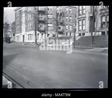 Horizontal, Schwarz und Weiß Foto, Wohnungen und einer Wohnanlage auf der 4000-Block auf der Washington Avenue im Central West End. Die Sicht ist von schräg über die Straße und zeigt die vier-stöckiges Gebäude aus Backstein und Stein, mit einem Haus auf der rechten Seite. Es gibt Wohnungen teilweise sichtbar weiter die Straße hinunter, auf der linken Seite. Es gibt Bäume und einen Bürgersteig vor dem Gebäude und ein Auto auf der Straße geparkt. Titel: Wohnungen und einer Wohnanlage auf der 4000-Block auf der Washington Avenue im Central West End. . Zwischen 1917 und 1918. Stockfoto