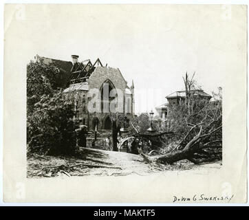 Horizontal, schwarz-weiß Foto eines steinernen Kirche in einem desolaten Zustand nach dem 1896 Cyclone. Bäume sind Split und gefallen und das Dach der Kirche fehlt. Titel: Lafayette Park Presbyterianischen Kirche nach Tornado 1896. Albion Place und Missouri. . 1896. Swekosky, William G., 1895-1964 Stockfoto