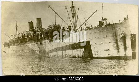 Horizontale, sepia Foto, ein großes Schiff segeln auf einem Körper von Wasser. Das Bild ist der untere Teil einer Postkarte. Titel: großes Dampfschiff Segeln auf einem Körper von Wasser. . Zwischen ca. 1916 und ca. 1918. Stockfoto