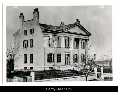 Horizontal, schwarz-weiß Foto eines drei-stöckige griechischen Revival Stil mit einem steinernen Sockel und ionischen Säulen. Fensterläden Rahmen jedes Fenster und eine rechteckige Giebel mit ionischen Pilastern sind oben und Framing der vorderen Tür. Eine Steinmauer mit schmiedeeisernen Zaun oben läuft vor der Unterkunft und ein schmiedeeisernes Tor zur Verfügung Eingang der Residenz. Titel: Chouteau, Henri Residence. Zwölften und Clark. (Siehe SDNC2-01-0097). . Ca. 1848. Swekosky, William G., 1895-1964 Stockfoto