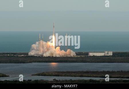 Cape Canaveral, Florida, United States. April 2, 2018 - EINE SpaceX Falcon 9 Rakete startet erfolgreich am 2. April 2018 von Launch Complex 40 auf Cape Canaveral Air Force Station in Florida. Die Rakete ist mit einem Drachen Raumfahrzeug mit 5.800 Pfund von Lieferungen für die Internationale Raumstation (ISS). Dies ist der 14. ISS resupply Mission von SpaceX für die NASA. (Paul Hennessy/Alamy) Credit: Paul Hennessy/Alamy leben Nachrichten Stockfoto