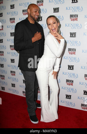 *** Foto *** Kendra Wilkinson KÜNDIGT SPLIT VON HANK BASKETT WEST HOLLYWOOD, Kalifornien - 31. März: Kendra Wilkinson, Hank Baskett besuchen wir TV-Premiere von "Kendra Auf' und 'Driven zu Lieben' an Estrella Sonnenuntergang am 31. März in West Hollywood, Kalifornien 2016. Credit: AMP/MediaPunch. Stockfoto