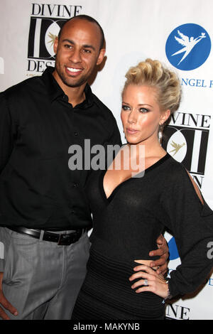 *** Foto *** Kendra Wilkinson KÜNDIGT SPLIT VON HANK BASKETT Hank Baskett und Kendra Wilkinson bei der göttlichen Design Gala 2011 Im Beverly Hilton in Beverly Hills, Kalifornien. Dezember 7, 2011. © MPI 26/MediaPunch Inc. Stockfoto