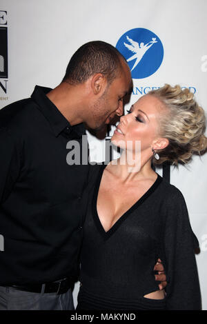 *** Foto *** Kendra Wilkinson KÜNDIGT SPLIT VON HANK BASKETT Hank Baskett und Kendra Wilkinson bei der göttlichen Design Gala 2011 Im Beverly Hilton in Beverly Hills, Kalifornien. Dezember 7, 2011. © MPI 26/MediaPunch Inc. Stockfoto