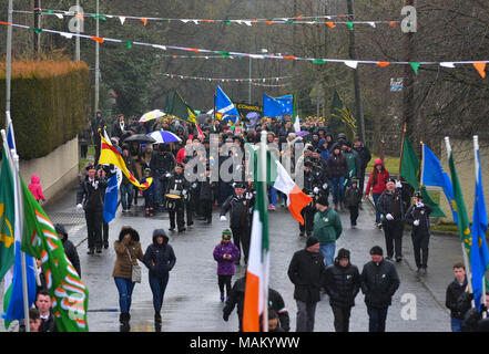 Carrickmore, UK. 2. April 2018. Der Tyrone nationalen Gräber jährliche Gedenkfeier fand in Carrickmore, am Ostermontag, aufwärts von 300 Personen die jährliche Erinnerung besucht. Tyrone: UK: 2. April 2018 Credit: Mark Winter/Alamy leben Nachrichten Stockfoto