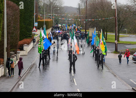 Carrickmore, UK. 2. April 2018. Der Tyrone nationalen Gräber jährliche Gedenkfeier fand in Carrickmore, am Ostermontag, aufwärts von 300 Personen die jährliche Erinnerung besucht. Tyrone: UK: 2. April 2018 Credit: Mark Winter/Alamy leben Nachrichten Stockfoto