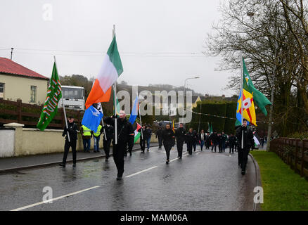 Carrickmore, UK. 2. April 2018. Der Tyrone nationalen Gräber jährliche Gedenkfeier fand in Carrickmore, am Ostermontag, aufwärts von 300 Personen die jährliche Erinnerung besucht. Tyrone: UK: 2. April 2018 Credit: Mark Winter/Alamy leben Nachrichten Stockfoto