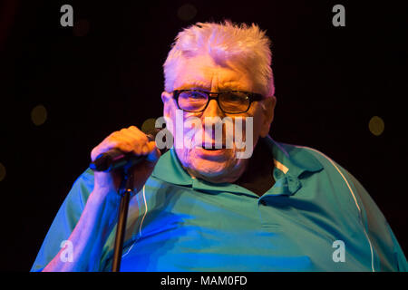 Crewe, Cheshire, UK. 2. April 2018. Chris Farlowe führt live auf der Nantwich Civic Hall als Teil der Oh Mann Es ist die non-stop 60er Jahre zeigen in der 22 Nantwich Jazz, Blues und Musik Festival. Foto: Simon Newbury/Alamy leben Nachrichten Stockfoto