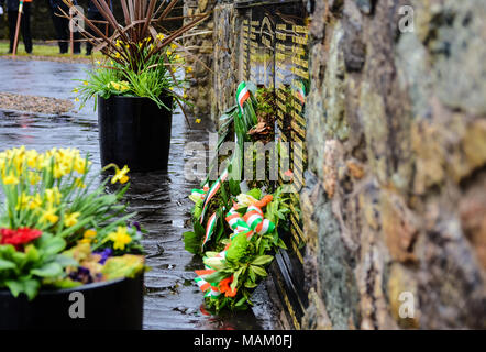 Carrickmore, UK. 2. April 2018. Der Tyrone nationalen Gräber jährliche Gedenkfeier fand in Carrickmore, am Ostermontag, aufwärts von 300 Personen die jährliche Erinnerung besucht. Tyrone: UK: 2. April 2018 Credit: Mark Winter/Alamy leben Nachrichten Stockfoto