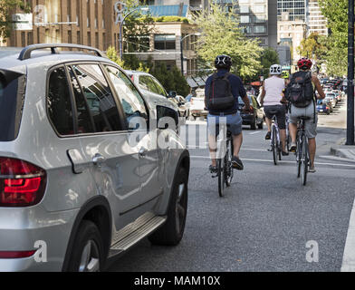 Vancouver, British Columbia, Kanada. 8. Aug 2014. Radfahrer fahren ihre Fahrräder entlang einer dedizierten Fahrradweg in der Innenstadt von Vancouver. Credit: bayne Stanley/ZUMA Draht/Alamy leben Nachrichten Stockfoto