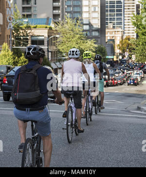 Vancouver, British Columbia, Kanada. 8. Aug 2014. Radfahrer fahren ihre Fahrräder entlang einer dedizierten Fahrradweg in der Innenstadt von Vancouver. Credit: bayne Stanley/ZUMA Draht/Alamy leben Nachrichten Stockfoto