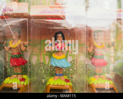 Honolulu, Hawaii, USA. 19 Dez, 2017. Solar-powered souvenir Hula tanzen Puppen in einem Schaufenster, Waikiki, Honolulu, Hawaii. Credit: bayne Stanley/ZUMA Draht/Alamy leben Nachrichten Stockfoto