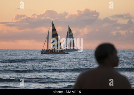 Honolulu, Hawaii, USA. 17 Dez, 2017. Beliebte Sonnenuntergang Segelboot touren Kaimana Beach, Honolulu, Hawaii. Der Strand ist auch als Sans Souci Strand bekannt und beliebt bei Einheimischen als auch Touristen. Credit: bayne Stanley/ZUMA Draht/Alamy leben Nachrichten Stockfoto