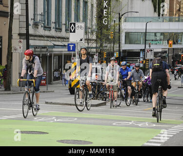 Vancouver, British Columbia, Kanada. 1. Mai 2014. Radfahrer fahren ihre Fahrräder entlang einer dedizierten Fahrradweg in der Innenstadt von Vancouver. Credit: bayne Stanley/ZUMA Draht/Alamy leben Nachrichten Stockfoto
