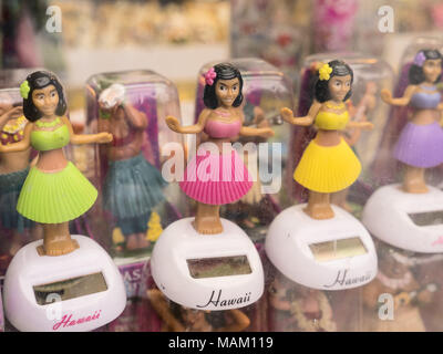 Honolulu, Hawaii, USA. 19 Dez, 2017. Solar-powered Souvenir hula Mädchen tanzen Puppen in einem Schaufenster, Waikiki, Honolulu, Hawaii. Credit: bayne Stanley/ZUMA Draht/Alamy leben Nachrichten Stockfoto