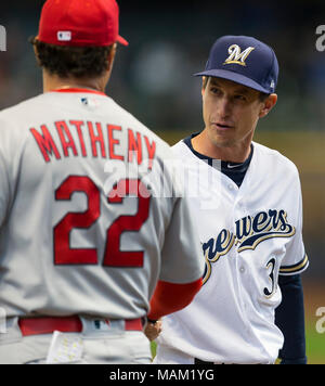 Milwaukee, WI, USA. 2 Apr, 2018. Milwaukee Brewers manager Craig Counsell #30 schüttelt Hände mit St. Louis Cardinals Manager Mike Matheny #22 vor der Major League Baseball Spiel zwischen den Milwaukee Brewers und die St. Louis Cardinals am Miller Park in Milwaukee, WI. Kardinäle besiegt die Brauer 8-4. John Fisher/CSM/Alamy leben Nachrichten Stockfoto