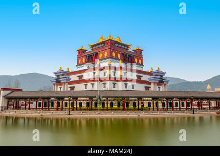 Wuxi in Wuxi, China. 3 Apr, 2018. Wuxi, China - lingshan Buddhistischen malerischen Ort ist eine spezielle große Themenpark des Buddhismus, in Wuxi, Provinz Jiangsu im Osten Chinas. Lingshan malerischen Ort besteht aus lingshan Grand Buddha, der weltweit größten Kupfer stehende Statue von Skyamuni, Nine Dragons das Baden des Babys Buddha, eine Gruppe von großen dynamischen musikalischen Skulpturen; und eine Reihe gut durchdachter Buddhistischen Scenic Spots. Credit: SIPA Asien/ZUMA Draht/Alamy leben Nachrichten Stockfoto