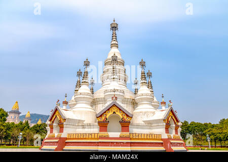 Wuxi in Wuxi, China. 3 Apr, 2018. Wuxi, China - lingshan Buddhistischen malerischen Ort ist eine spezielle große Themenpark des Buddhismus, in Wuxi, Provinz Jiangsu im Osten Chinas. Lingshan malerischen Ort besteht aus lingshan Grand Buddha, der weltweit größten Kupfer stehende Statue von Skyamuni, Nine Dragons das Baden des Babys Buddha, eine Gruppe von großen dynamischen musikalischen Skulpturen; und eine Reihe gut durchdachter Buddhistischen Scenic Spots. Credit: SIPA Asien/ZUMA Draht/Alamy leben Nachrichten Stockfoto