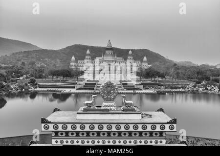 Wuxi in Wuxi, China. 3 Apr, 2018. Wuxi, China - lingshan Buddhistischen malerischen Ort ist eine spezielle große Themenpark des Buddhismus, in Wuxi, Provinz Jiangsu im Osten Chinas. Lingshan malerischen Ort besteht aus lingshan Grand Buddha, der weltweit größten Kupfer stehende Statue von Skyamuni, Nine Dragons das Baden des Babys Buddha, eine Gruppe von großen dynamischen musikalischen Skulpturen; und eine Reihe gut durchdachter Buddhistischen Scenic Spots. Credit: SIPA Asien/ZUMA Draht/Alamy leben Nachrichten Stockfoto