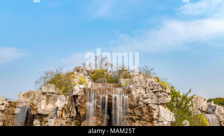 Wuxi in Wuxi, China. 3 Apr, 2018. Wuxi, China - lingshan Buddhistischen malerischen Ort ist eine spezielle große Themenpark des Buddhismus, in Wuxi, Provinz Jiangsu im Osten Chinas. Lingshan malerischen Ort besteht aus lingshan Grand Buddha, der weltweit größten Kupfer stehende Statue von Skyamuni, Nine Dragons das Baden des Babys Buddha, eine Gruppe von großen dynamischen musikalischen Skulpturen; und eine Reihe gut durchdachter Buddhistischen Scenic Spots. Credit: SIPA Asien/ZUMA Draht/Alamy leben Nachrichten Stockfoto