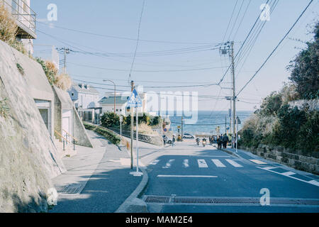 Kamakura, Kamakura, China. 3 Apr, 2018. Kamakura ist eine Stadt in der Präfektur Kanagawa, Japan, etwa 50 Kilometer (31 Meilen) süd-süd-westlich von Tokyo. Obwohl Kamakura ist heute eher klein, es ist häufig in der Geschichte Bücher als ehemaliger de facto Hauptstadt von Japan als Sitz des Shogunats und der Regentschaft in der Kamakura-zeit beschrieben. Kamakura war als Stadt am 3. November 1939 benannt. Zum 1. September 2016, die moderne Stadt hat eine geschätzte Bevölkerung von 172,302 und einer Bevölkerungsdichte von 4,358.77 Personen pro kmÃ'Â². Sie hat eine Fläche von 39.53 km2 (15.26 sq mi). Als coasta Stockfoto