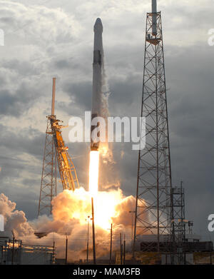 Cape Canaveral, Florida, United States April 2, 2018 - Cape Canaveral, Florida, United States - eine SpaceX Falcon 9 Rakete erfolgreich startet am 2. April 2018 von Launch Complex 40 auf Cape Canaveral Air Force Station in Florida. Die Rakete ist mit einem Drachen Raumfahrzeug mit 5.800 Pfund von Lieferungen für die Internationale Raumstation (ISS). Dies ist der 14. ISS resupply Mission von SpaceX für die NASA. (Paul Hennessy/Alamy) Stockfoto