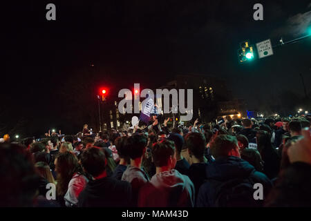 Villanova, Pennsylvania, USA. 2 Apr, 2018. Studenten und Fans feiern Villanova University Männer Basketball Team gewann die NCAA Meisterschaft im Radnor Township, Villanova, PA. Credit: Kelleher Fotografie/Alamy Leben Nachrichten. Stockfoto