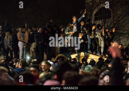 Villanova, Pennsylvania, USA. 2 Apr, 2018. Studenten und Fans feiern Villanova University Männer Basketball Team gewann die NCAA Meisterschaft im Radnor Township, Villanova, PA. Credit: Kelleher Fotografie/Alamy Leben Nachrichten. Stockfoto