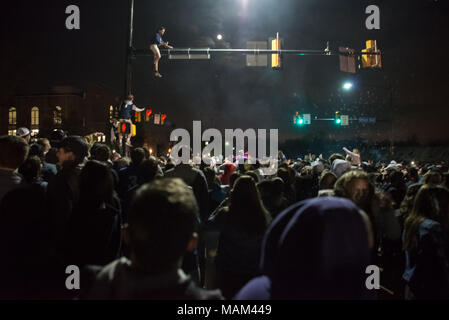 Villanova, Pennsylvania, USA. 2 Apr, 2018. Studenten und Fans feiern Villanova University Männer Basketball Team gewann die NCAA Meisterschaft im Radnor Township, Villanova, PA. Credit: Kelleher Fotografie/Alamy Leben Nachrichten. Stockfoto