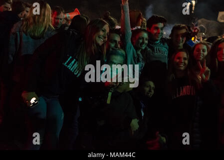 Villanova, Pennsylvania, USA. 2 Apr, 2018. Studenten und Fans feiern Villanova University Männer Basketball Team gewann die NCAA Meisterschaft im Radnor Township, Villanova, PA. Credit: Kelleher Fotografie/Alamy Leben Nachrichten. Stockfoto