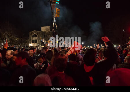 Villanova, Pennsylvania, USA. 2 Apr, 2018. Studenten und Fans feiern Villanova University Männer Basketball Team gewann die NCAA Meisterschaft im Radnor Township, Villanova, PA. Credit: Kelleher Fotografie/Alamy Leben Nachrichten. Stockfoto