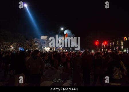 Villanova, Pennsylvania, USA. 2 Apr, 2018. Studenten und Fans feiern Villanova University Männer Basketball Team gewann die NCAA Meisterschaft im Radnor Township, Villanova, PA. Credit: Kelleher Fotografie/Alamy Leben Nachrichten. Stockfoto