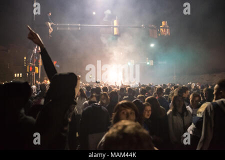 Villanova, Pennsylvania, USA. 2 Apr, 2018. Studenten und Fans feiern Villanova University Männer Basketball Team gewann die NCAA Meisterschaft im Radnor Township, Villanova, PA. Credit: Kelleher Fotografie/Alamy Leben Nachrichten. Stockfoto