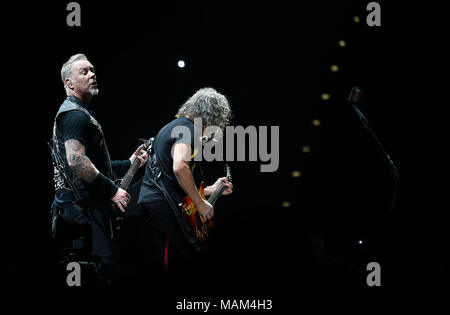 Prag, Tschechische Republik. 02 Apr, 2018. L-R Gitarrist und Sänger James Hetfield und Gitarrist Kirk Hammett während der Show von uns Musik Band Metallica in Prag, Tschechische Republik, am 2. April 2018 durchführen. Credit: Ondrej Deml/CTK Photo/Alamy leben Nachrichten Stockfoto