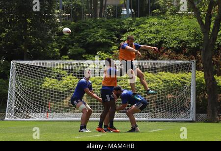 Hongkong, China. 3 Apr, 2018. Us-RUGBY TEAM Zug für die jährliche Cathay Pacific/HSBC RUGBY SEVENS 2018 kicking off dieser Samstag in Hong Kong. Apr-3, 2018 Hong Kong. ZUMA/Liau Chung Ren Credit: Liau Chung Ren/ZUMA Draht/Alamy leben Nachrichten Stockfoto