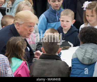 Washington, USA. 02 Apr, 2018. Präsidenten der Vereinigten Staaten Donald J. Trumpf arbeitet an einem Kunstprojekt mit Teilnehmern der jährlichen Weiße Haus Ostereier Rollen auf dem Südrasen des Weißen Hauses in Montag, 2. April 2018. Credit: Ron Sachs/CNP - KEINE LEITUNG SERVICE · Credit: Ron Sachs/Konsolidierte/dpa/Alamy leben Nachrichten Stockfoto