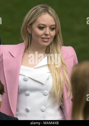 Washington, USA. 02 Apr, 2018. Tiffany Trump kommt vor US-Präsident Donald J. Trumpf und die erste Dame Melania Trump Ausführungen bei der jährlichen Weiße Haus Ostereier Rollen auf dem Südrasen des Weißen Hauses in Montag, 2. April 2018. Credit: Ron Sachs/CNP - KEINE LEITUNG SERVICE · Credit: Ron Sachs/Konsolidierte/dpa/Alamy leben Nachrichten Stockfoto