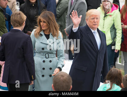 Washington, USA. 02 Apr, 2018. Präsidenten der Vereinigten Staaten Donald J. Trumpf Wellen auf die Menge, als Er und die erste Dame Melania Trump Gastgeber der jährlichen Weiße Haus Ostereier Rollen auf dem Südrasen des Weißen Hauses in Montag, 2. April 2018. Credit: Ron Sachs/CNP - KEINE LEITUNG SERVICE · Credit: Ron Sachs/Konsolidierte/dpa/Alamy leben Nachrichten Stockfoto