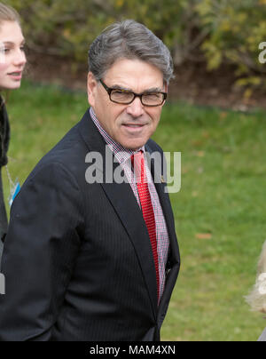 Washington, USA. 02 Apr, 2018. Außenminister der Vereinigten Staaten Energie Rick Perry bei der jährlichen Weiße Haus Ostereier Rollen auf dem Südrasen des Weißen Hauses in Montag, 2. April 2018. Credit: Ron Sachs/CNP - KEINE LEITUNG SERVICE · Credit: Ron Sachs/Konsolidierte/dpa/Alamy leben Nachrichten Stockfoto