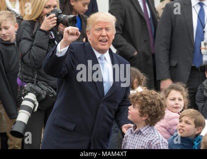 Washington, USA. 02 Apr, 2018. Präsidenten der Vereinigten Staaten Donald J. Trumpf quittiert den Jubel der Menge, als Er und die erste Dame Melania Trump Gastgeber der jährlichen Weiße Haus Ostereier Rollen auf dem Südrasen des Weißen Hauses in Montag, 2. April 2018. Credit: Ron Sachs/CNP - KEINE LEITUNG SERVICE · Credit: Ron Sachs/Konsolidierte/dpa/Alamy leben Nachrichten Stockfoto